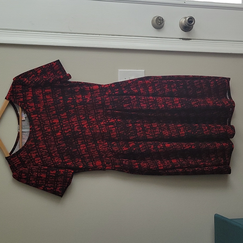 EUC LuLaRoe Amelia in Black & Red Abstract Print with Pockets